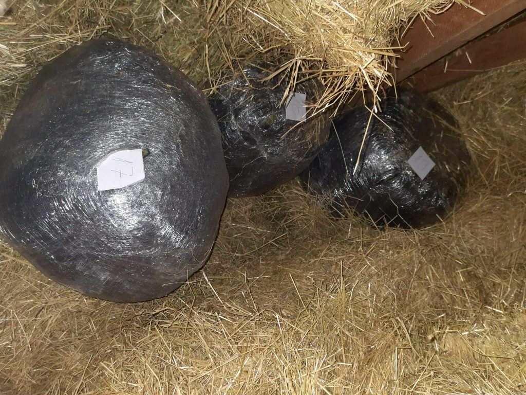 Iu gjetën 60kg drogë në kashtë, arrestohet i dyshuari në Vajnik të Skenderajt (FOTO)