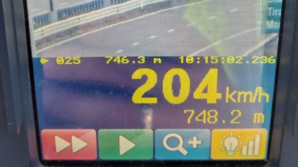 Drejtoi veturën në 204 km/h, Policia në Prizren e gjobiti shoferin me 300 euro dhe ndalim të vozitjes për tre muaj