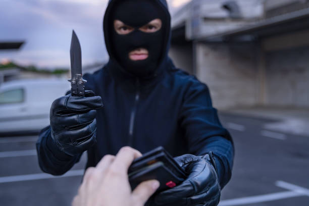 Nën kërcënimin e thikës ia plaçkitin çantën e dorës në Prishtinë