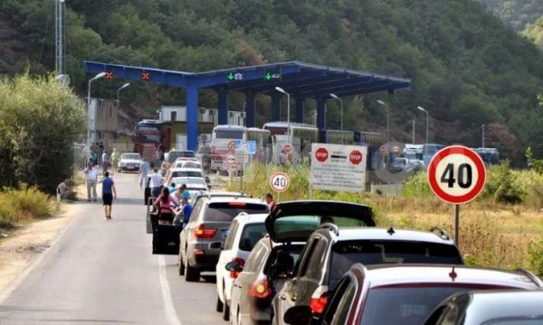 Kolona në kufi, mbi pesë orë pritje për të dalë nga pikë-kalimi në Merdar