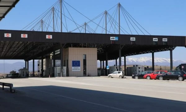 Sa po presin mërgimtarët në pikat kufitare për të dalë nga Kosova?
