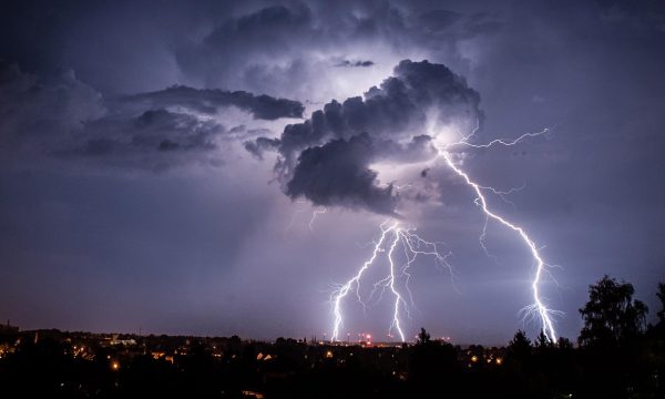 Ndryshon moti në Kosovë, priten reshje shiu dhe shkarkime rrufesh