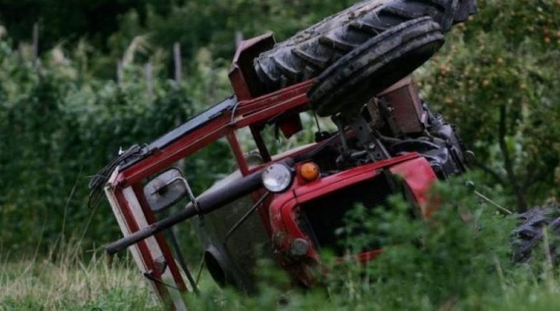 Vdes 45 vjeçari në Shqipëri, e zuri traktori derisa po punonte