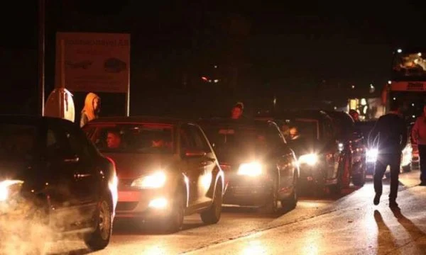 Rikthehen kolonat në hyrje të Kosovës, mbi katër orë pritje në Merdar