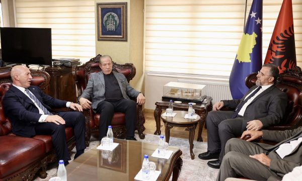 “Pas një periudhe të vështirë shëndetësore”, Haradinaj dhe Pacolli e vizitojnë Myftiun Tërnava