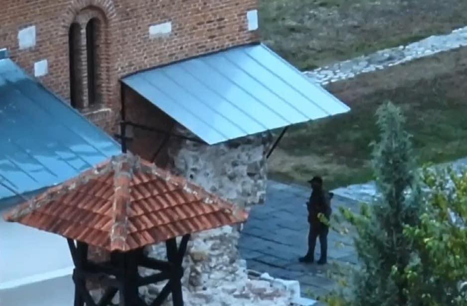 Zyrtare: Tre sulmues të vrarë, një i arrestuar, dhe 4 persona të kapur me radiolidhje