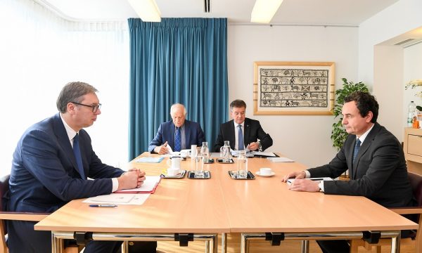 Deputeti gjerman: Të shfrytëzohet koha deri më 5 tetor për t’i bërë Kosovën e Serbinë të dorëzohen