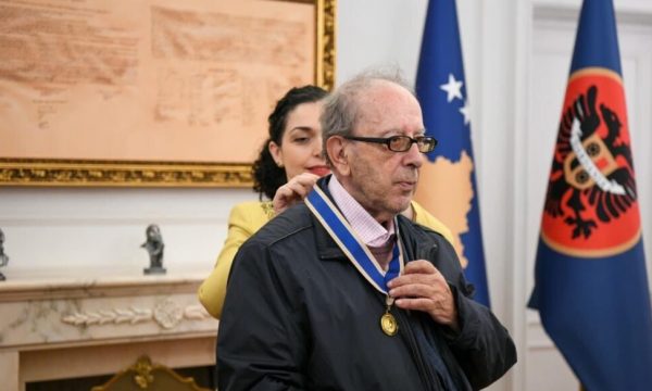 Pamje kur Presidentja i ndan dekretin e nënshtetësisë së Kosovës shkrimtarit Ismail Kadare