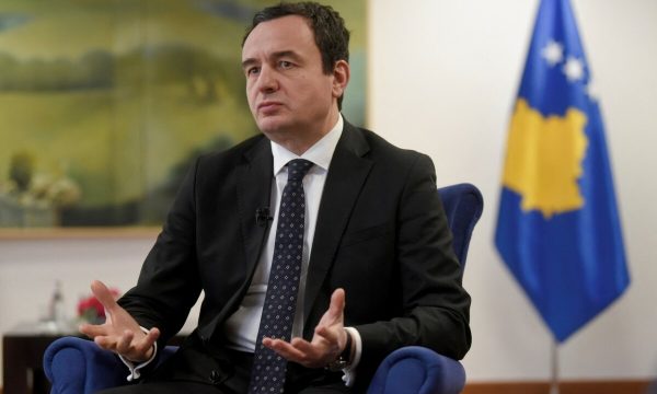 Kurti i njofton ‘ndërkombëtarët’ për kapjen e armatimit në Veri, tregon që bastisja u krye në prani të KFOR’it