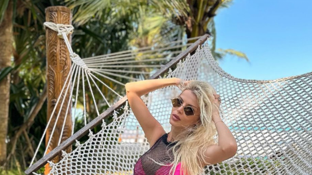 Marina Vjollca publikon të tjera fotografi nga pushimet në Afrikë