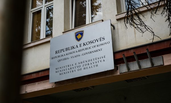 Ministri i Shëndetësisë flet rreth udhëzimit të ri administrativ për trajtim jashtë institucioneve publike