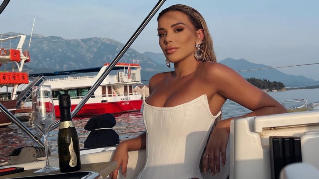 Tayna shfaqet provokuese në imazhet e reja me bikini nga pushimet e verës