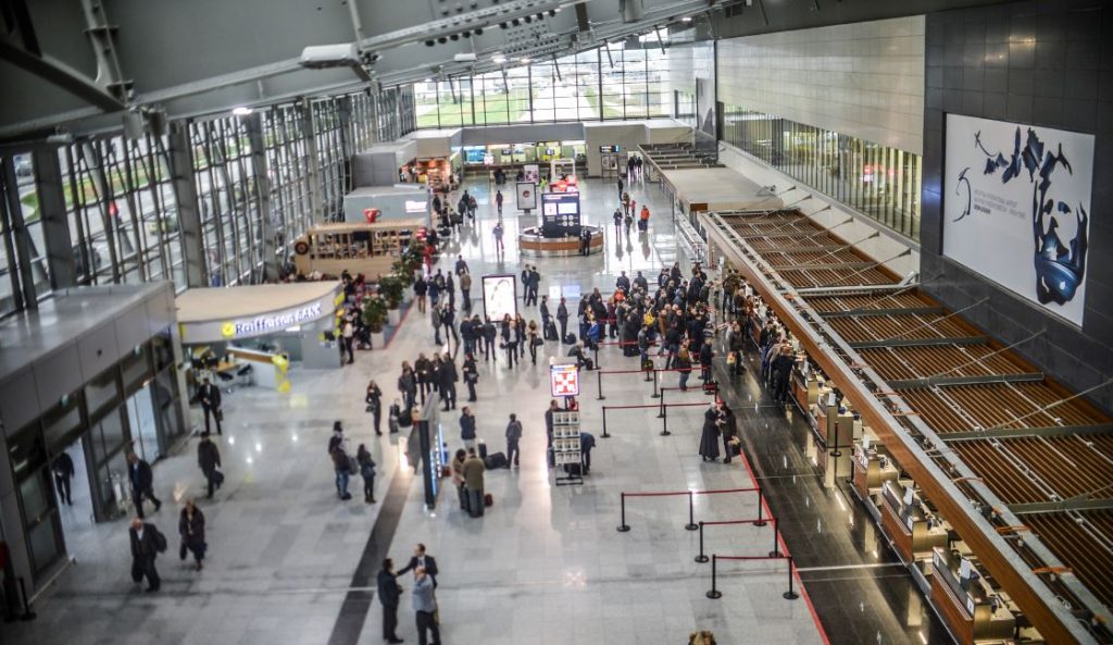 Për tetë muaj, mbi 2 milionë persona udhëtuan nga dhe për në Aeroportin “Adem Jashari”