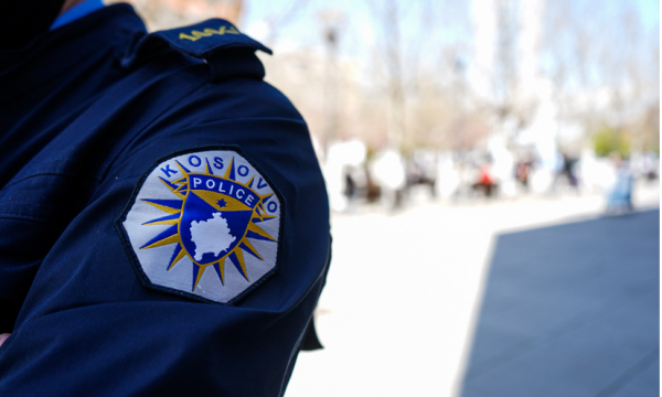 Policia jep detaje për aksidentin në qendër të Prishtinës ku vetura përplasi një motoçiklist