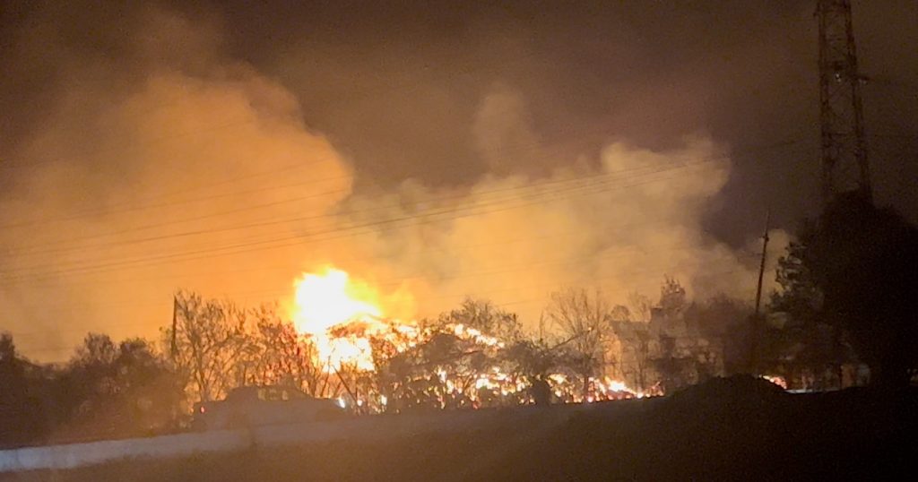 Zjarri në Lipjan, një zjarrfikës pranon trajtim mjekësor (VIDEO)