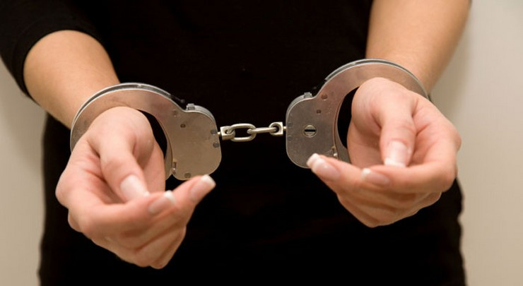 Sulmoi zyrtarët policorë, arrestohet një grua në Prishtinë