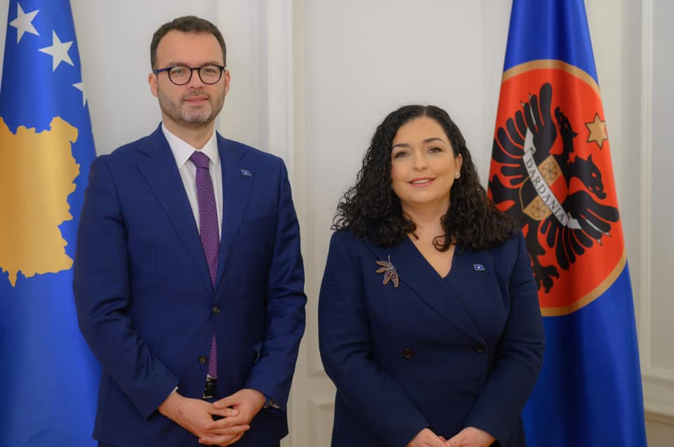 Shefi i Stafit të Osmanit: Persona të unfiromuar të Serbisë janë futur 15 kilometra brenda Kosovës, Vuçiq do të dështojë