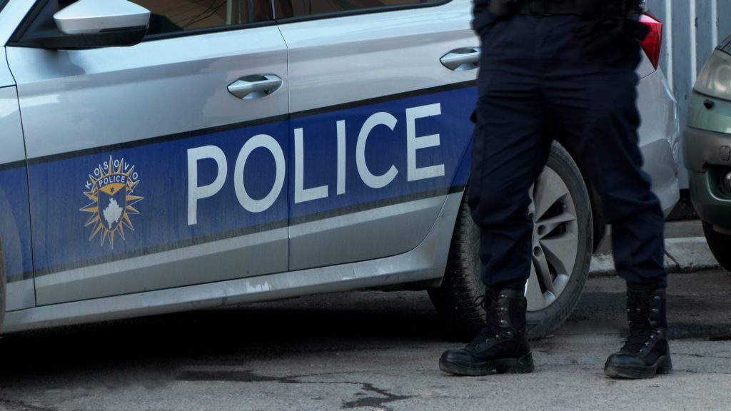 Postojnë në rrjete sociale si gjuajnë me armë në ajër, arrestohen 5 persona
