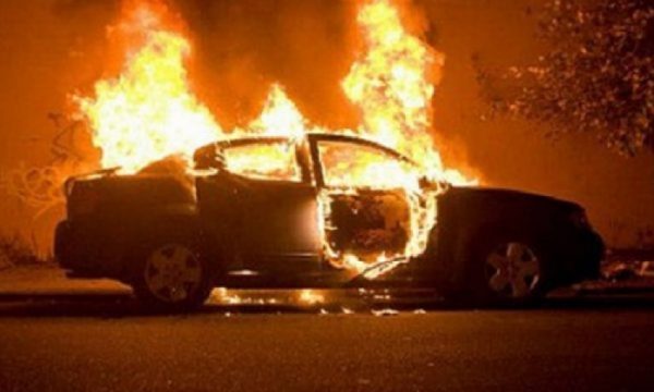 Kosovares ia djegin veturën me targa të Serbisë në Leposaviq