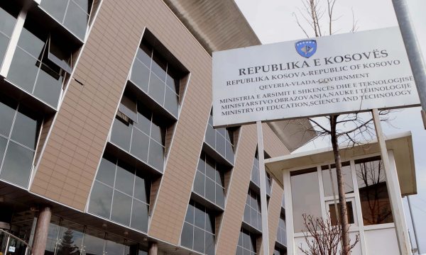 MASHT: Janë kryer pagesat për 97% të aplikuesve për subvencionimin e librave shkollor