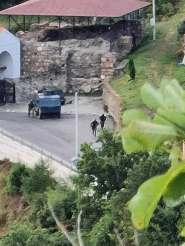 “Individë të armatosur dhe maskuar kanë thyer dyert e manastirit, ka të shtëna”: Kisha Ortodokse Serbe del edhe me pamje