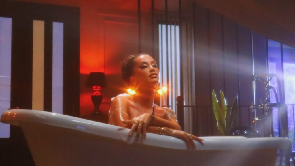 Dafina Zeqiri shfaqet provokuese në prapaskenat e klipit të ri
