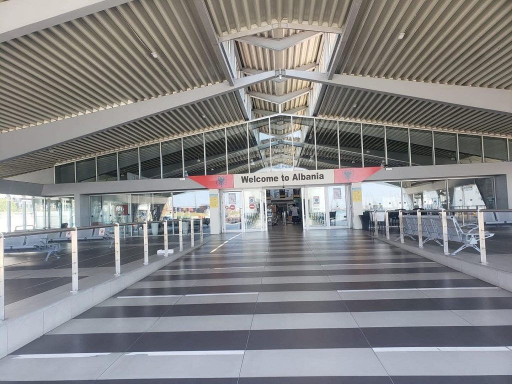 Arrestohet kosovari në Durrës, i siguroi një kosovareje pasaportë false që të dilte nga vendi ilegalisht
