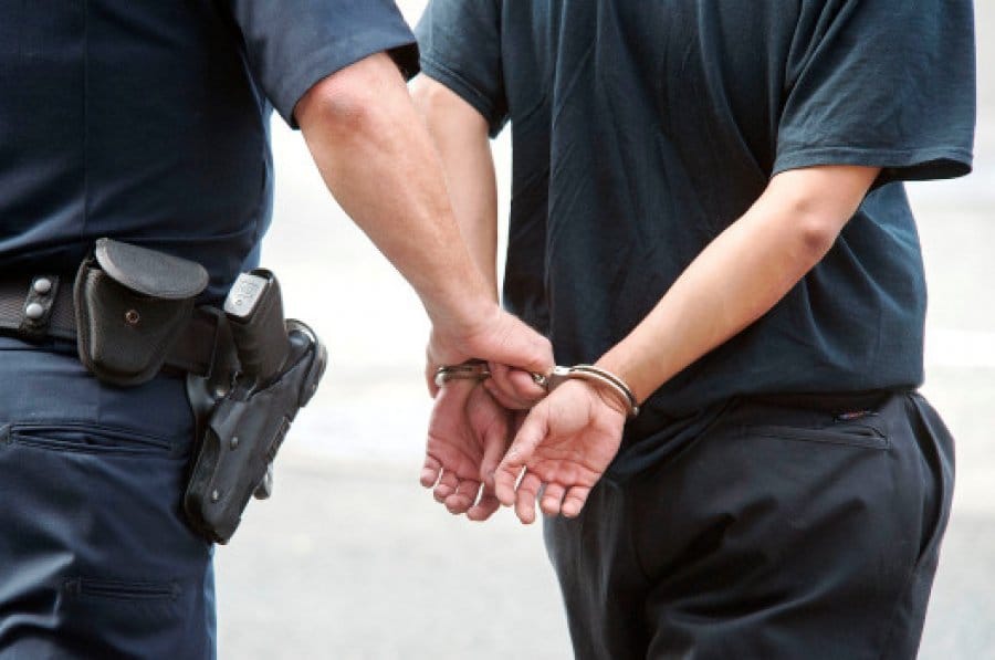 Pejë: Arrestohen dy persona, kanosët policët e ia thyen xhamin e veturës