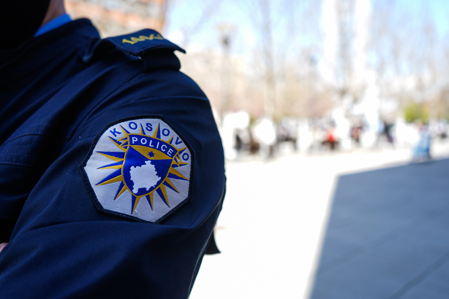 Shtetasja e Shqipërisë sulmon fizikisht policin