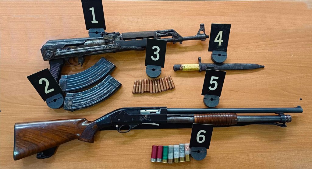 Posedonte 15 kallashnikov e pushkë gjuetie pa leje, arrestohet i dyshuari