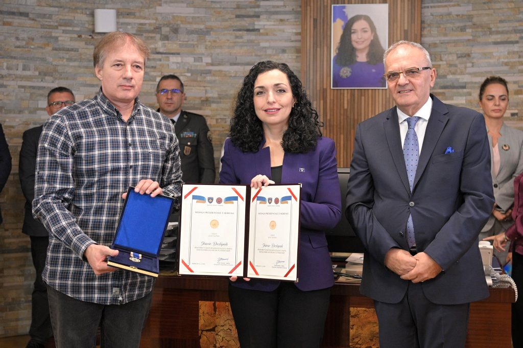 Vjosa Osmani dekoron me medalje Milan Shuflajn, Vinçenc Gjinin dhe Shime Deshpalin