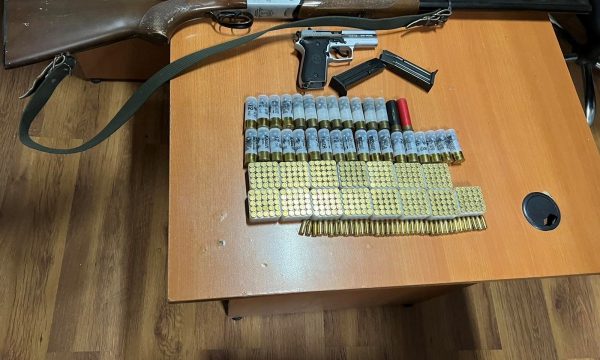 Policia arreston një të dyshuar për dhunë në familje në Istog, i gjen armë e municion në shtëpi