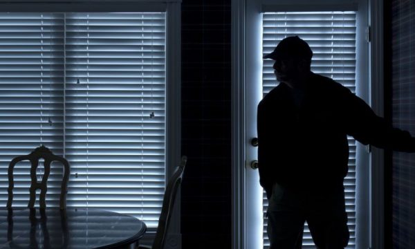 Vjedhje e rëndë në Ferizaj, hajnat hyjnë në një shtëpi dhe marrin armë, para e ari