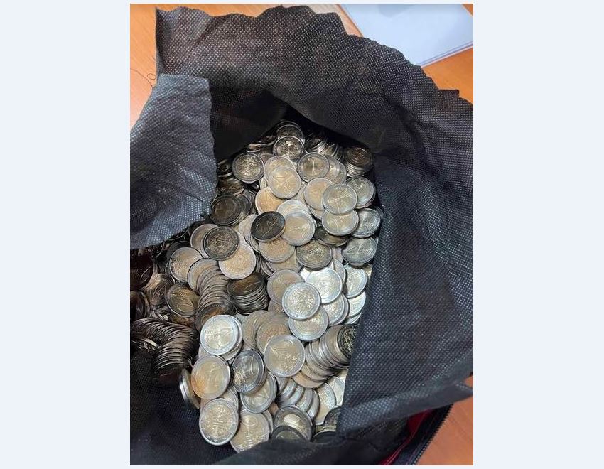 I gjendet sasi e konsiderueshme me monedha metalike dy euro, arrestohet i dyshuari