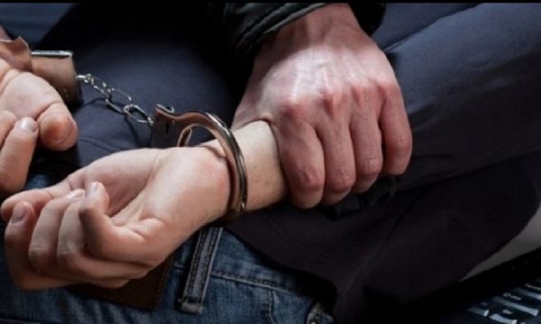 Arrestohen një burrë dhe një grua në Klinë, dyshohet se u morën me trafikim të njerëzve
