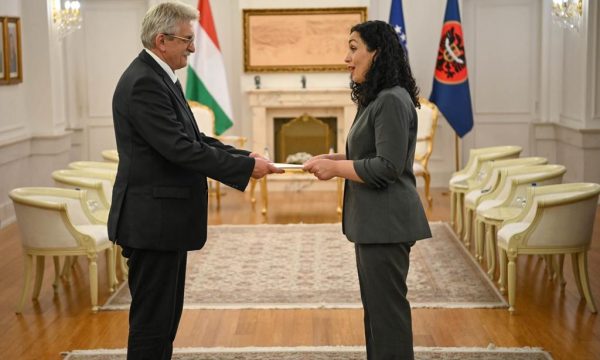 Osmani pranon letrat kredenciale nga ambasadori i ri i Hungarisë Boszik, diskutohet edhe siguria