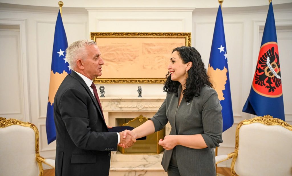 Vjosa Osmani priti në takim lamtumirës ambasadorin e Shqipërisë, Qemal Minxhozi