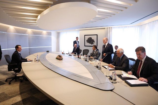 Qeveria: Kurti ofroi nënshkrimin e Marrëveshjes Bazike dhe Aneksit, përfshirë draftin e BE-së dhe ShBA-së – Vuçiqi refuzoi