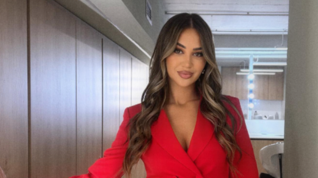 Kiara Tito shkëlqen në kostumin elegant me ngjyrë të kuqe