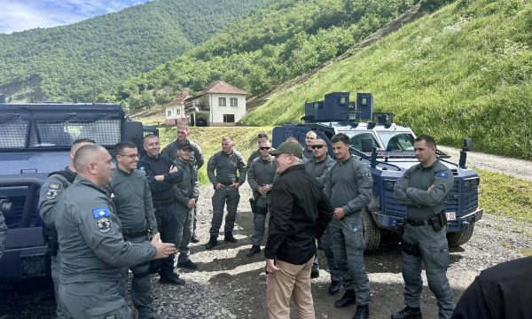 Xhelal Sveçla del me reagim: Policët që protestuan sot këtë vit morën nga 2,200 euro në muaj