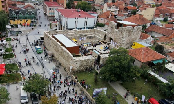 Persona të panjohur shkruajnë grafite në një shtëpi në Vushtrri, rasti po hetohet