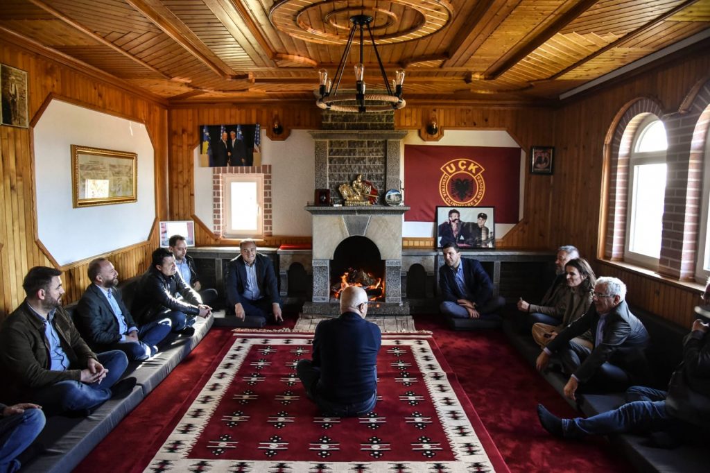 Në 3 vjetorin e shkuarjes në Hagë, Memli Krasniqi viziton familjet e ish-krerëve të UÇK-së