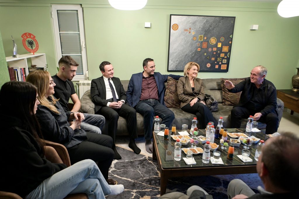 Kryeministri Kurti me bashkëpartiakë vizitojnë familjen e Rexhep Selimit