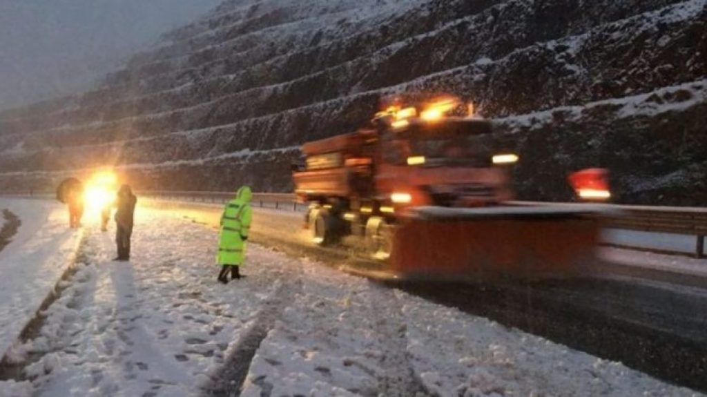 Nga Ministria e Infrastrukturës tregojnë se cilat janë rrugët me rrezikshmëri më të lartë, pas reshjeve të borës në Kosovë
