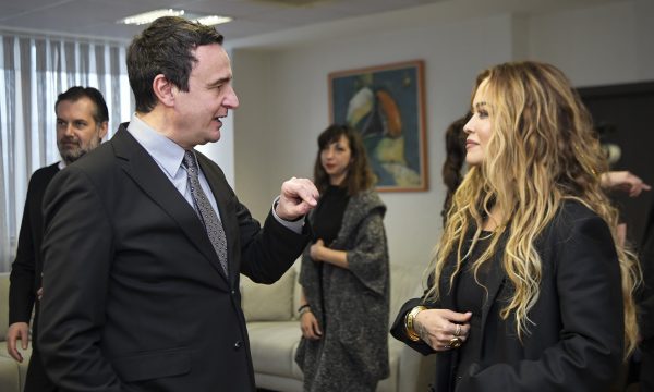“Bashkëpunim në film e muzikë” ZKM jep detaje për bisedat e Kurtit me Rita Orën, Taika Waititin dhe aktoren Odessa Rae