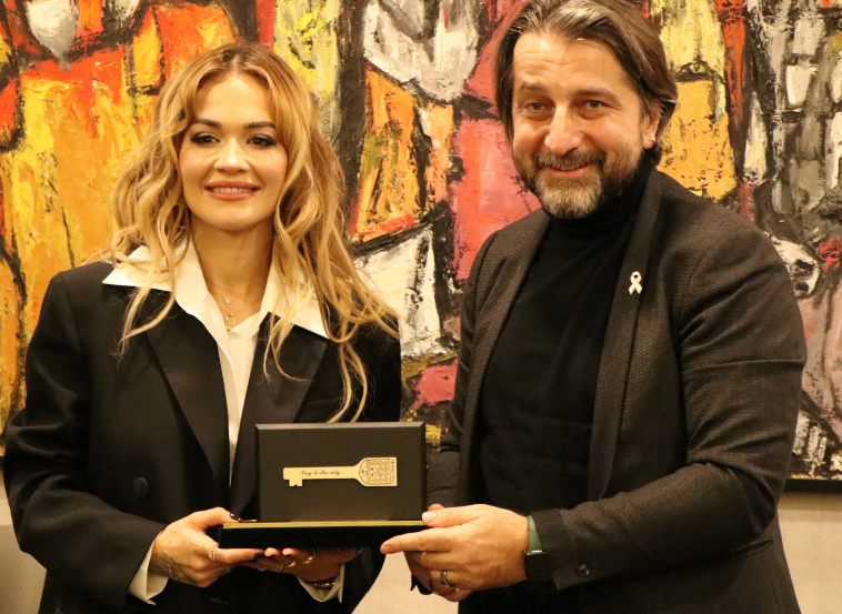 Rama i dhuron Rita Orës çelësin e kryeqytetit (VIDEO)