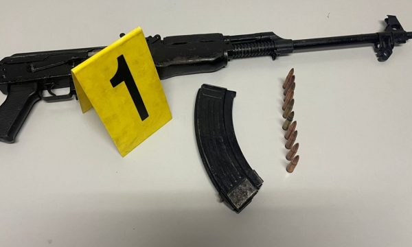 Hapet një rast “kanosje” në Obiliq, policia intervenon duke arrestuar të dyshuarin dhe ia sekuestron armën