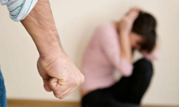 Rrahje të bashkëshorteve e prindërve, policia raporton tetë raste të dhunës në familje për 24 orë
