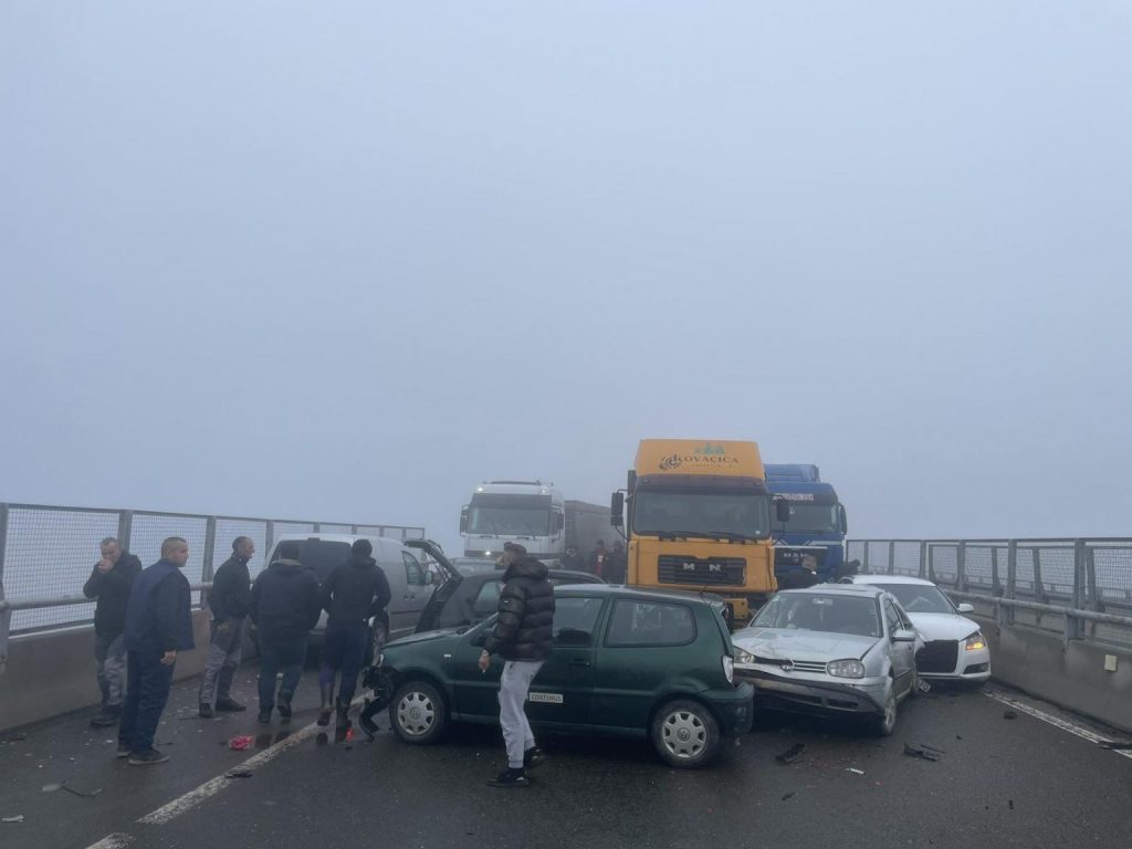 Aksident i rëndë në autostradën e Fushë Kosovës, përfshihen disa makina, kamionë e një furgon (Pamje)
