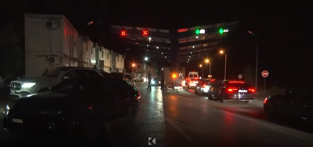 Deri në 2 orë e gjysmë pritje te Dheu i Bardhë për të hyrë në Kosovë